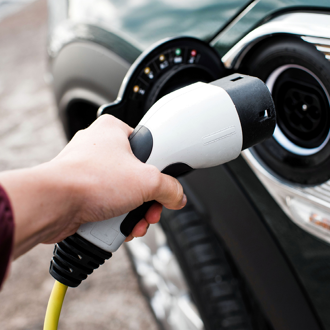 RodneyBMottFin1's tweet photo. Thinking about buying a new vehicle and can't decide between gas or electric? Take a look at the financial and environmental aspects of both to see which one would be a better fit for you: https://t.co/3t5544DcHA https://t.co/XGXjD72VGg