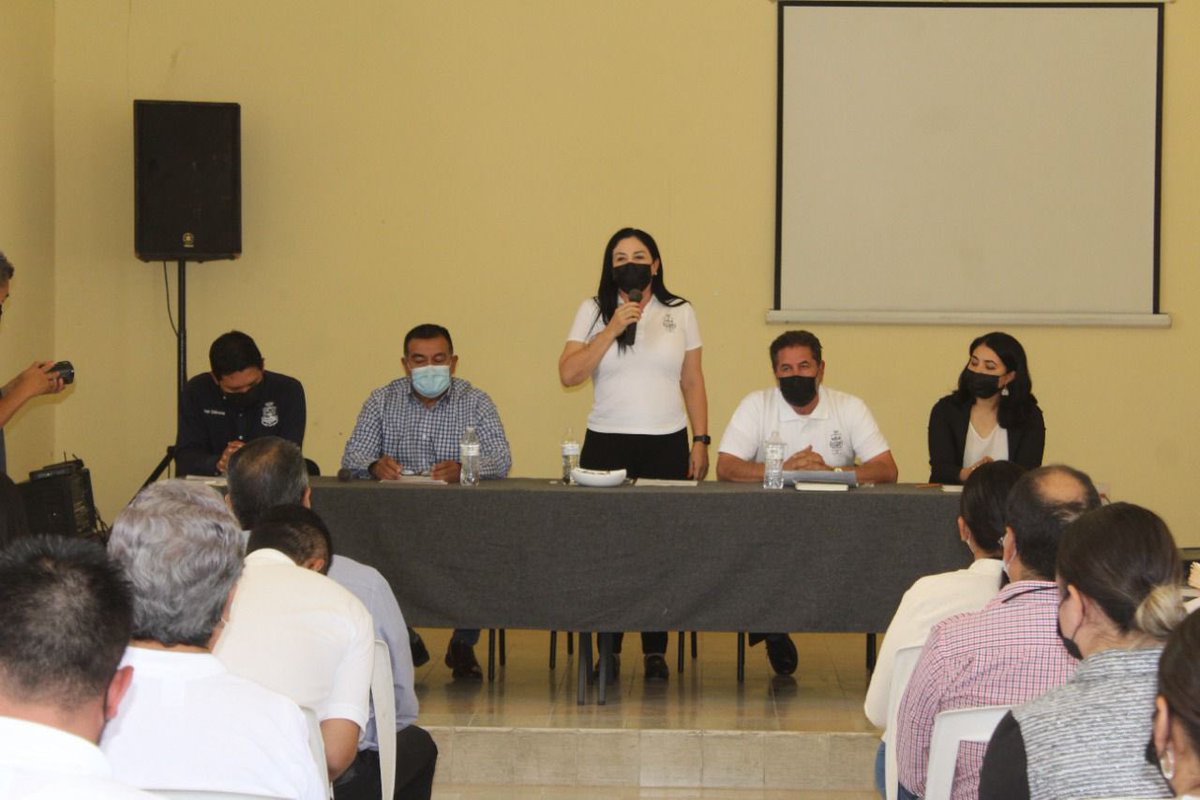 Angela_RojasR's tweet photo. Afinamos detalles con los Comités de Entrega-Recepción de la administración municipal, nos preparamos para dar resultados desde el primer día, por amor a Canatlán 🍎 💚 https://t.co/bcvDuPwS4N