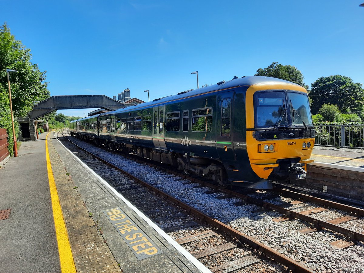 165114 stood at Maiden Newton on a service to Gloucester from Weymouth. 01/08/2022. #Trains #Railway #Class165 #Traintravel #Trainspotting #Trainspotter