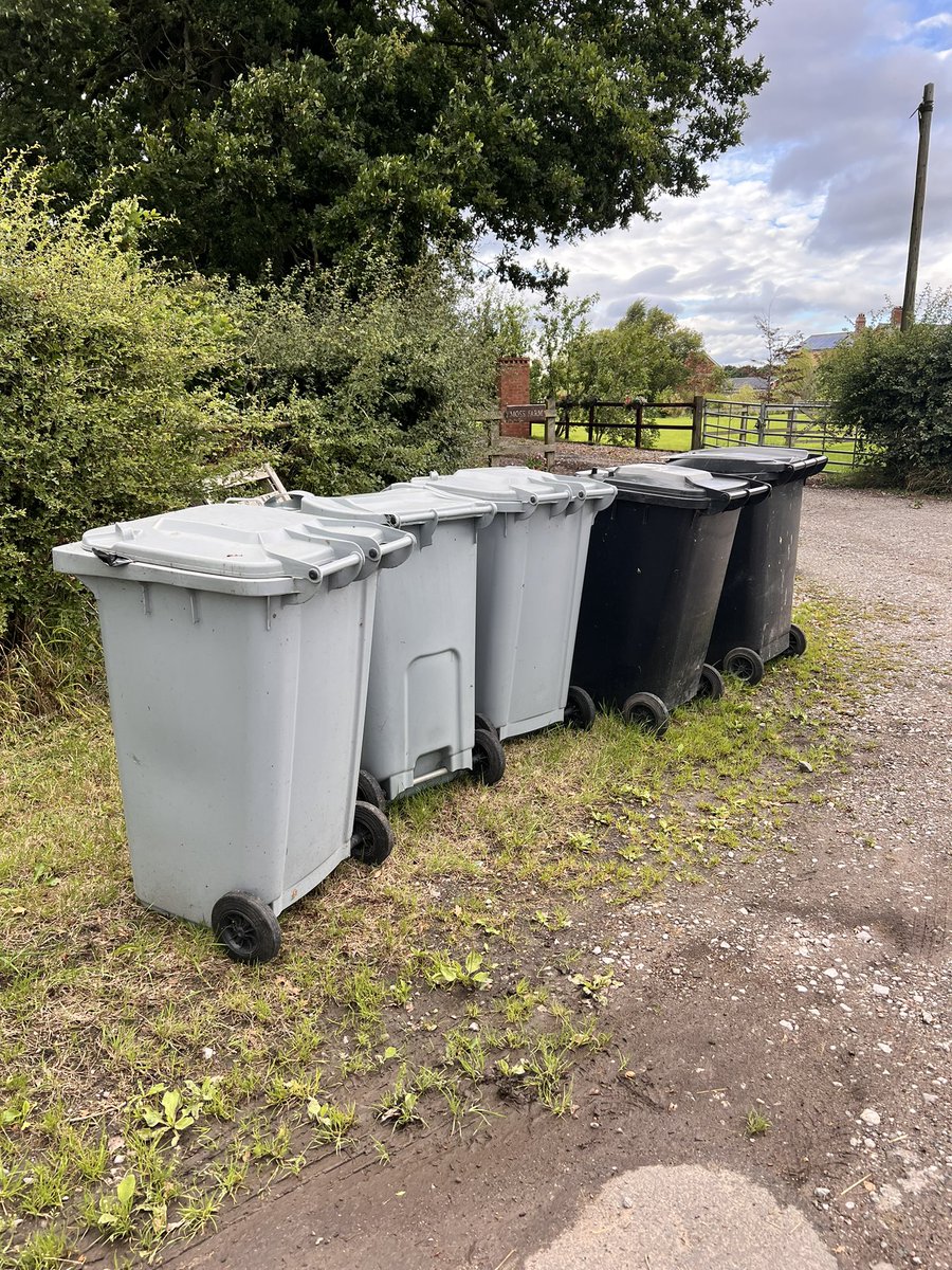 FireseedFilms's tweet photo. @CheshireEast two weeks no trash pickup. Council tax? https://t.co/im2z28T5tk