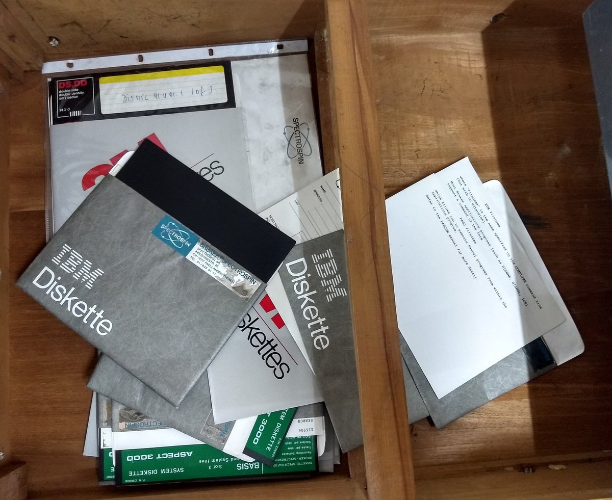 nwolovick's tweet photo. Casi se me escapan, pero los conseguí.
Una docena de floppies 8" para usarlos cuando tengamos la #MicroSistemas #MS104 funcionando.
Están desguazando un @bruker viejo en @NMRLabCordoba.
Iremos por la diskettera tb! https://t.co/8aYDQzAwFg