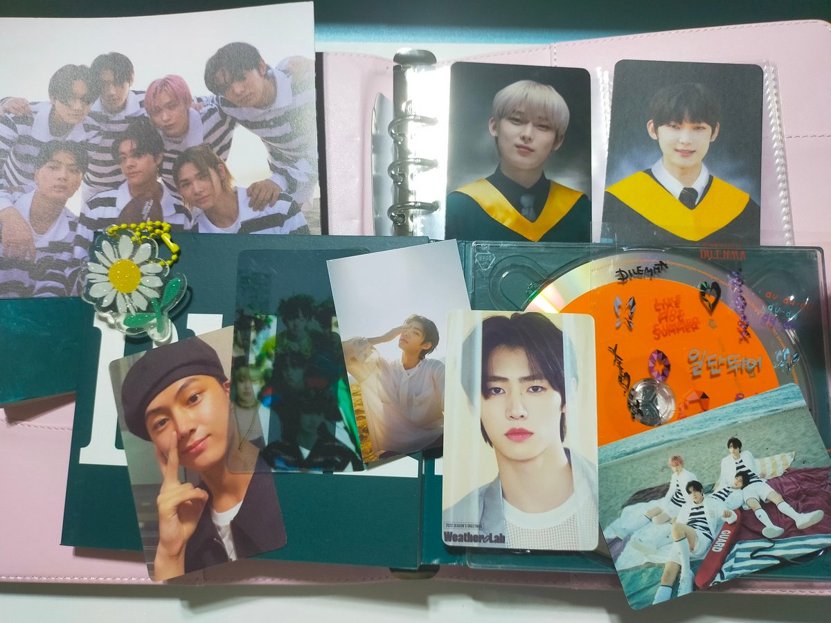GenoL33's tweet photo. OMG KAYKA CHU WARAFAK @_fanf1c ๐ฅน๐ฅน binder lang binili ko sayo? ($+#($;(#!#( nagwwonder pa ako bakit dalawa pinicturan ng sib ko ๐ญ iyak na aq ๐ฅบ๐ #ff1cs_feedback https://t.co/fE13mUQEFY