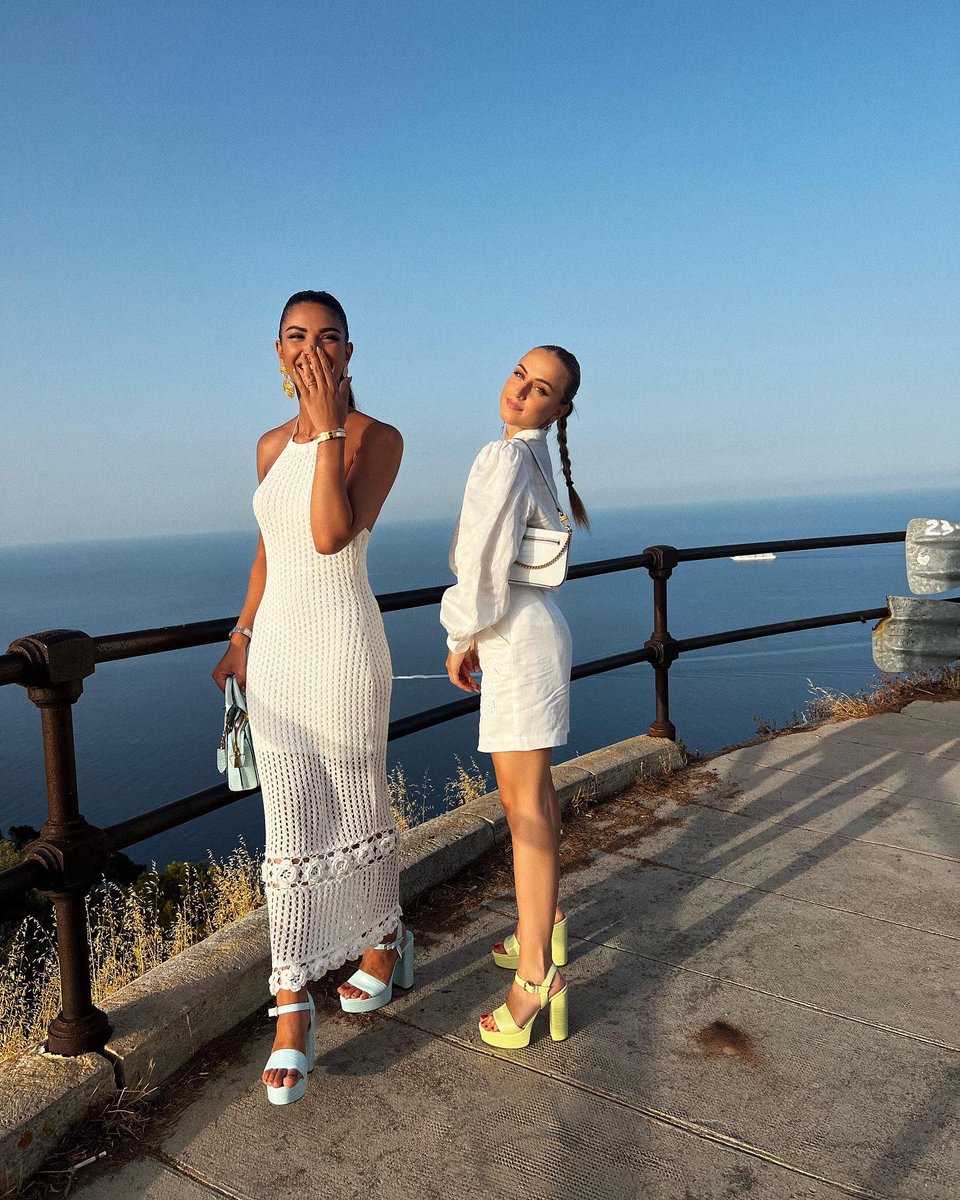 GUESS's tweet photo. twin flame 🔥 tag your travel bestie below 🔽 #DestinationGUESS

(IG: la_mainoo) https://t.co/GUSHCQiQ29