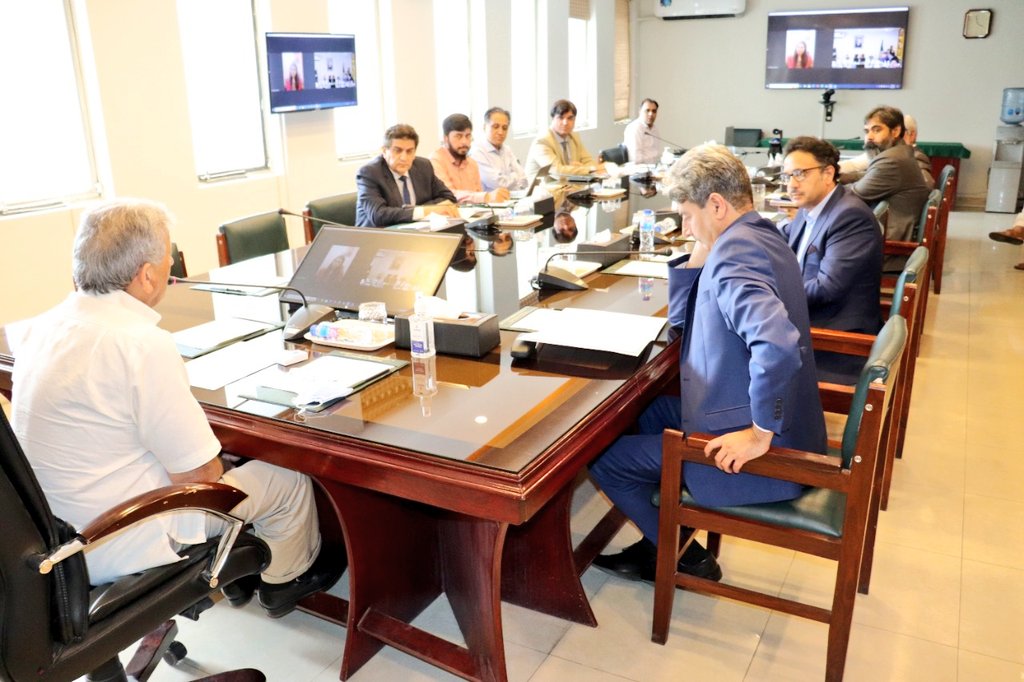 WAwrites's tweet image. Hon. Federal Minister @RTanveerPMLN convened a high level meeting of all stakeholders including Sr. Officials of Edu ministry, @ForeignOfficePk, @hecpkofficial and @Official_PIA to take update on the efforts being made for sending the remaining Pak students to China.
