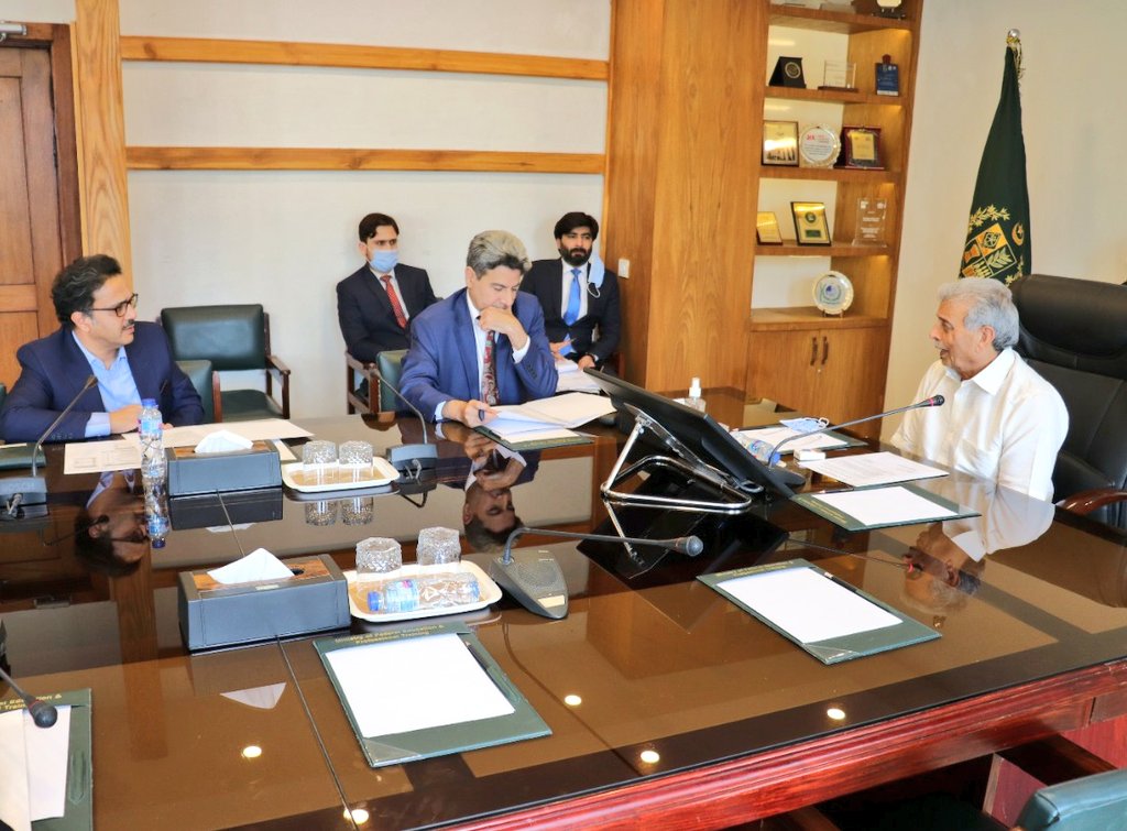 WAwrites's tweet image. Hon. Federal Minister @RTanveerPMLN convened a high level meeting of all stakeholders including Sr. Officials of Edu ministry, @ForeignOfficePk, @hecpkofficial and @Official_PIA to take update on the efforts being made for sending the remaining Pak students to China.