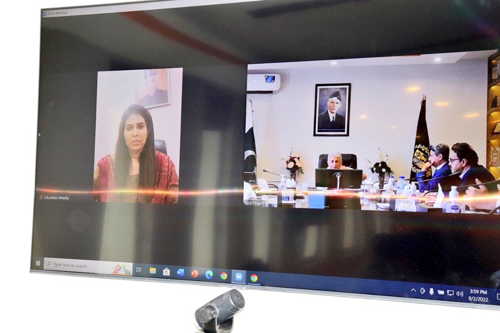 WAwrites's tweet image. Hon. Federal Minister @RTanveerPMLN convened a high level meeting of all stakeholders including Sr. Officials of Edu ministry, @ForeignOfficePk, @hecpkofficial and @Official_PIA to take update on the efforts being made for sending the remaining Pak students to China.