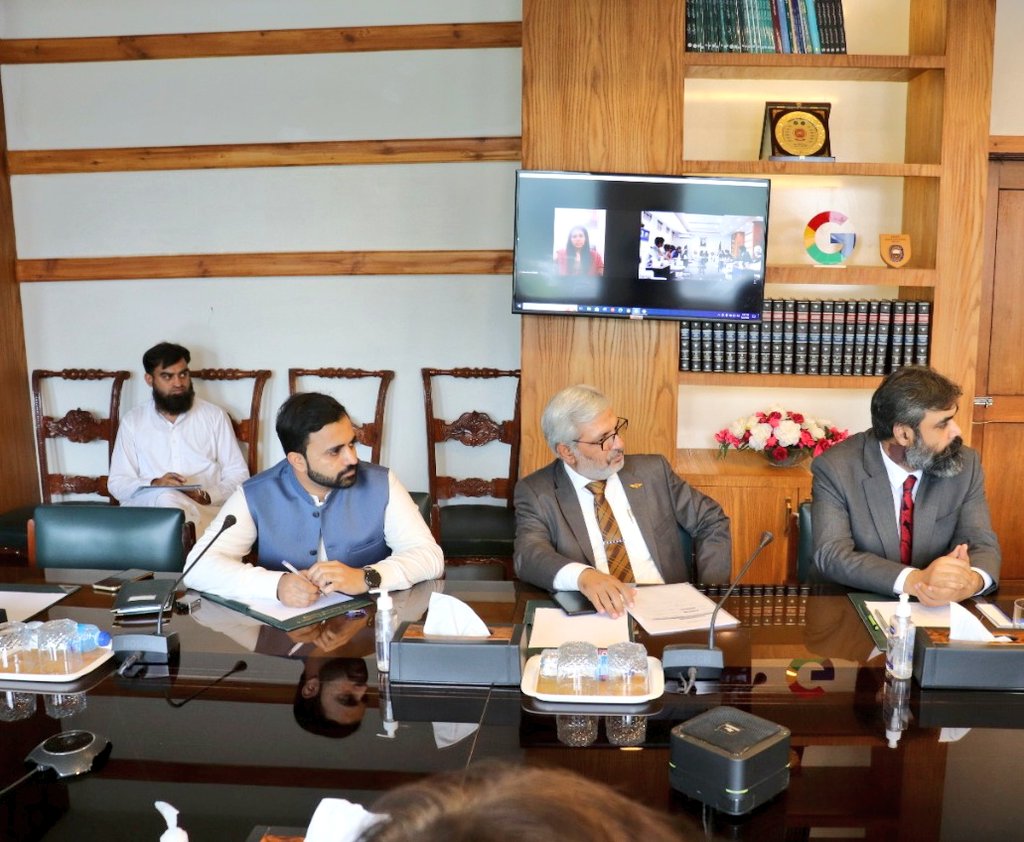 WAwrites's tweet image. Hon. Federal Minister @RTanveerPMLN convened a high level meeting of all stakeholders including Sr. Officials of Edu ministry, @ForeignOfficePk, @hecpkofficial and @Official_PIA to take update on the efforts being made for sending the remaining Pak students to China.