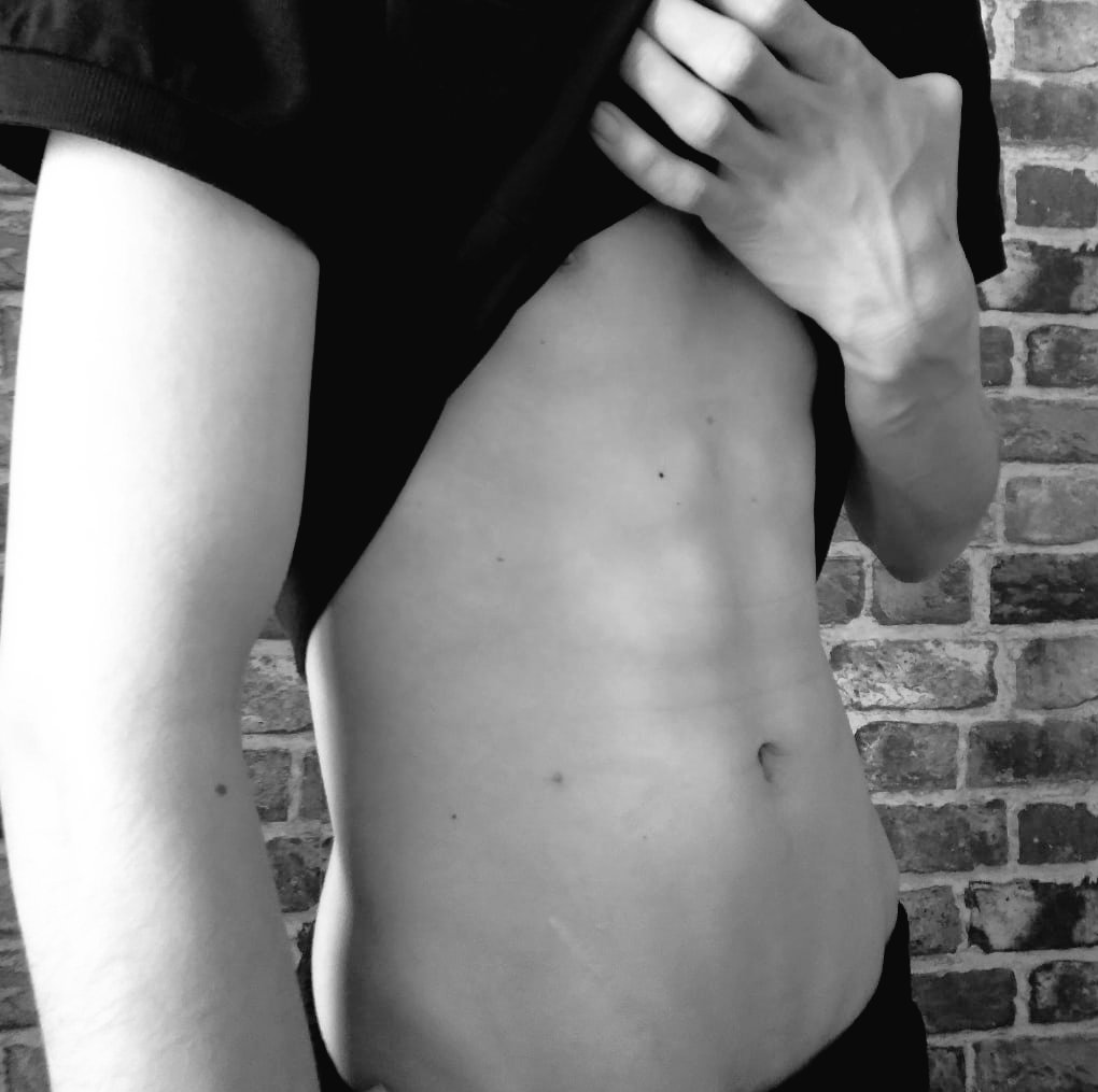 ×××                                             ×××
               ~~~HOME~~~
  Kinn odada yokken sıcakladım  ve bu yüzden tişörtümü çıkartırken fotoğraf çektim.  Sonra düşündüm. Neden sadece benim galerimde kalsın ki.....