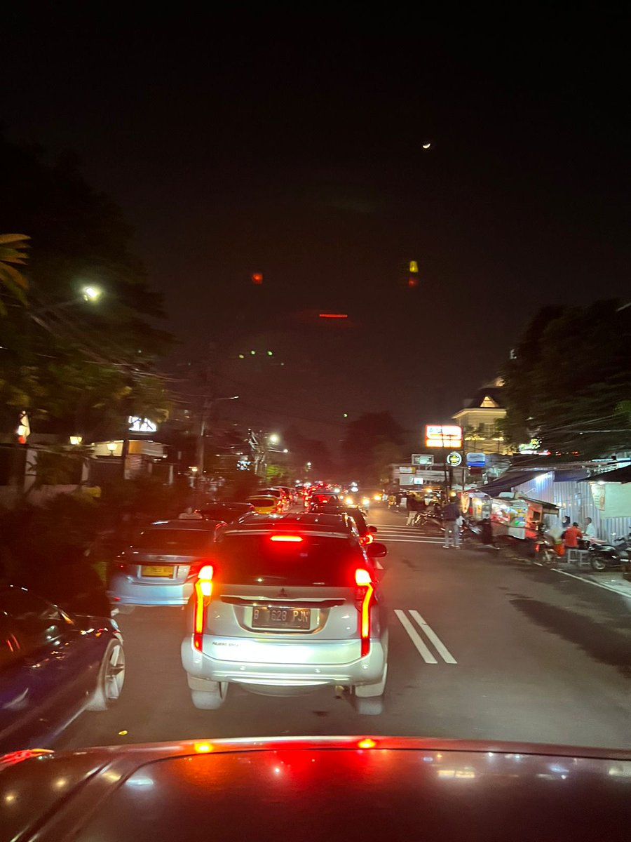 RadioElshinta's tweet photo. 19.37: Kondisi lalu lintas di Senayan Residence arah Permata Hijau terpantau padat. (Ibu Theo) #ElshintaUpdate https://t.co/7VLiq019aq