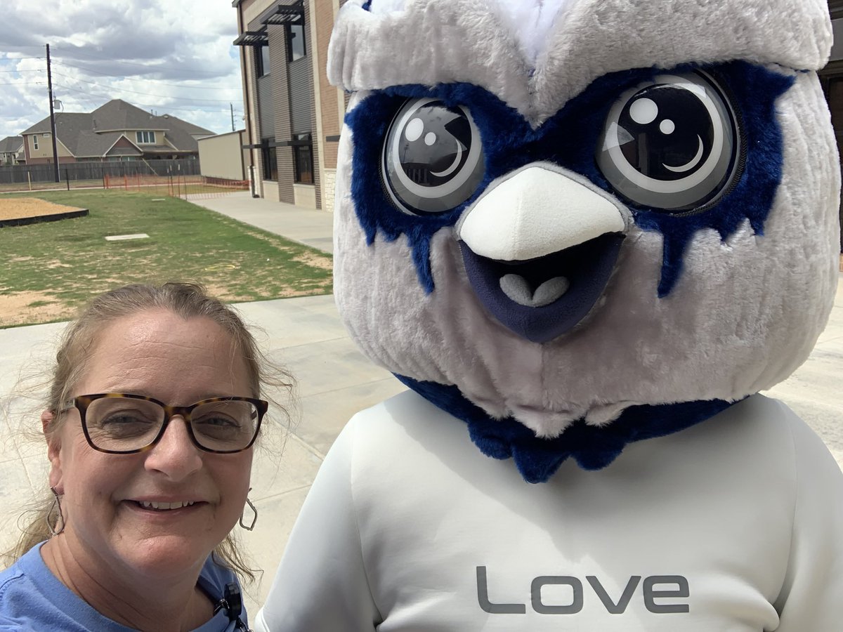 Ollie enjoyed meeting our incoming kinder students! <a href="/KISDMcElwain/">McElwain Elementary</a> #staycool