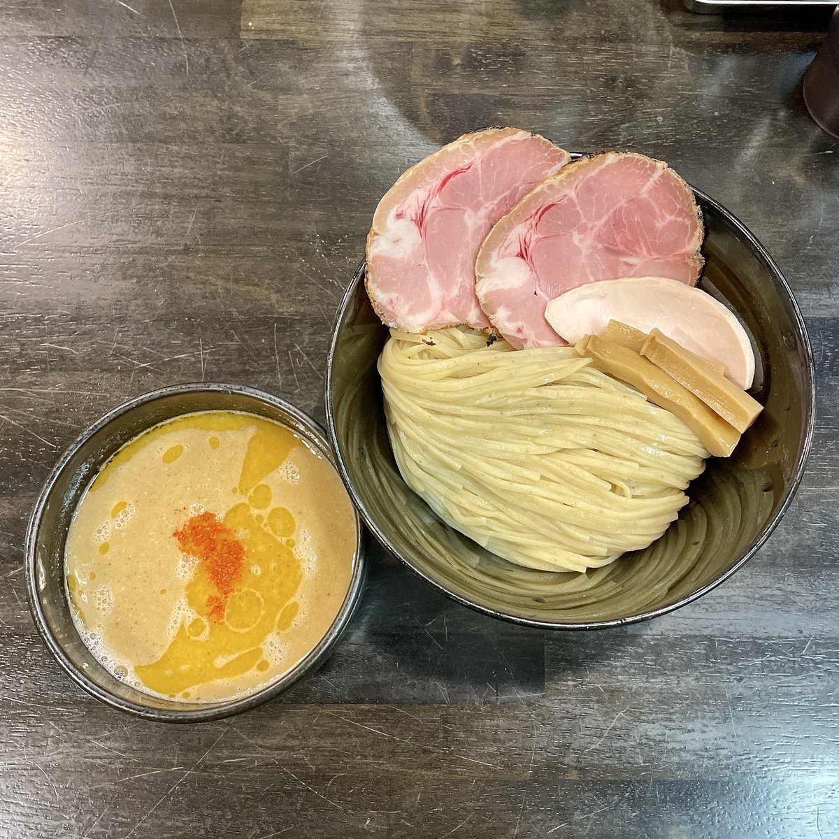 keisuke6662128's tweet photo. ラーメン あおやま /樟葉

裏限定『濃厚鶏白湯つけ麺(300g)』1,000円

残ってるかどうかドキドキ入店😳
濃縮された鶏の旨味が詰まったスープに、まろやかなカエシ😍
濃度も重すぎず、意外に軽やか🙆🏻👌
フスマ入りの麺は豊かな小麦風味🤤
大ぶりのチャーシューはしっとり肉質でジュワっと美味しい🤩 https://t.co/QOxtztdyIB
