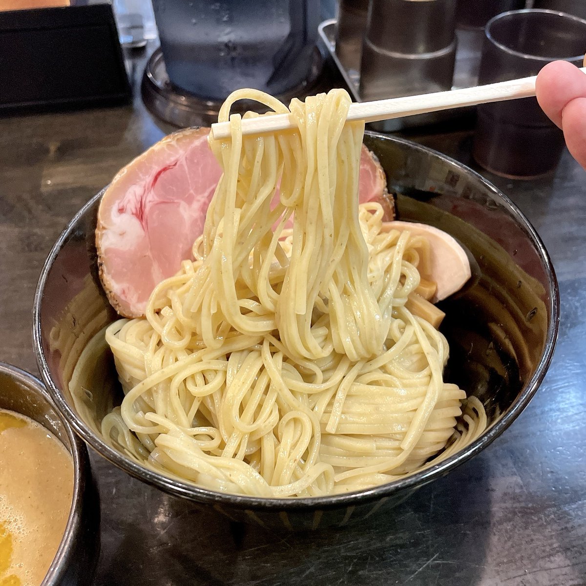 keisuke6662128's tweet photo. ラーメン あおやま /樟葉

裏限定『濃厚鶏白湯つけ麺(300g)』1,000円

残ってるかどうかドキドキ入店😳
濃縮された鶏の旨味が詰まったスープに、まろやかなカエシ😍
濃度も重すぎず、意外に軽やか🙆🏻👌
フスマ入りの麺は豊かな小麦風味🤤
大ぶりのチャーシューはしっとり肉質でジュワっと美味しい🤩 https://t.co/QOxtztdyIB