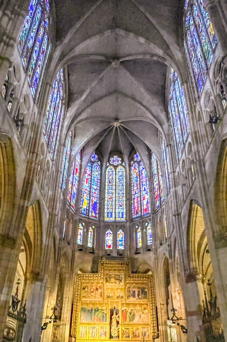 broganabroad's tweet photo. It was my second visit to León Cathedral and once more it took my breath away. With 1,800sqm of stained glass windows it’s been nicknamed ‘The House of Light’. Some of the glass dates back to the 13th century. It’s just STUNNING! 
#SpainByTrain #SlowTravelSpain [ad] https://t.co/ayWamaQSA1