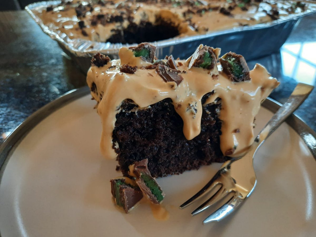 SimBakes's tweet photo. Sol Phenduka, you dont have to raise your hand to enjoy this cake. Oh! Katlego Maboe Welcome back and before Eskom dim your soul have a cake.  Stage 2 Mswati Centurion mall. https://t.co/Wuw7Vjfmn9