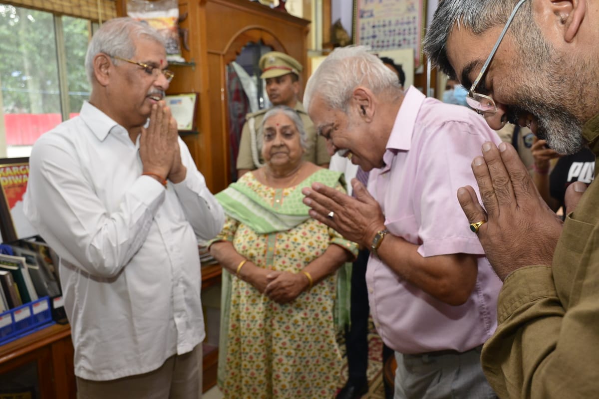 Lokbhavanhp's tweet photo. राज्यपाल अमर शहीद कैप्टन सौरभ कालिया के सुगर स्थित आवास पर गए। शहीद के पिता डॉ एन. के. कालिया ने राज्यपाल को बेटे से जुड़े संस्मरण सांझा किये। उन्होंने सौरभ स्मृति कक्ष जाकर शहीद को श्रद्धाजलि दी। https://t.co/bjASEK9VEx