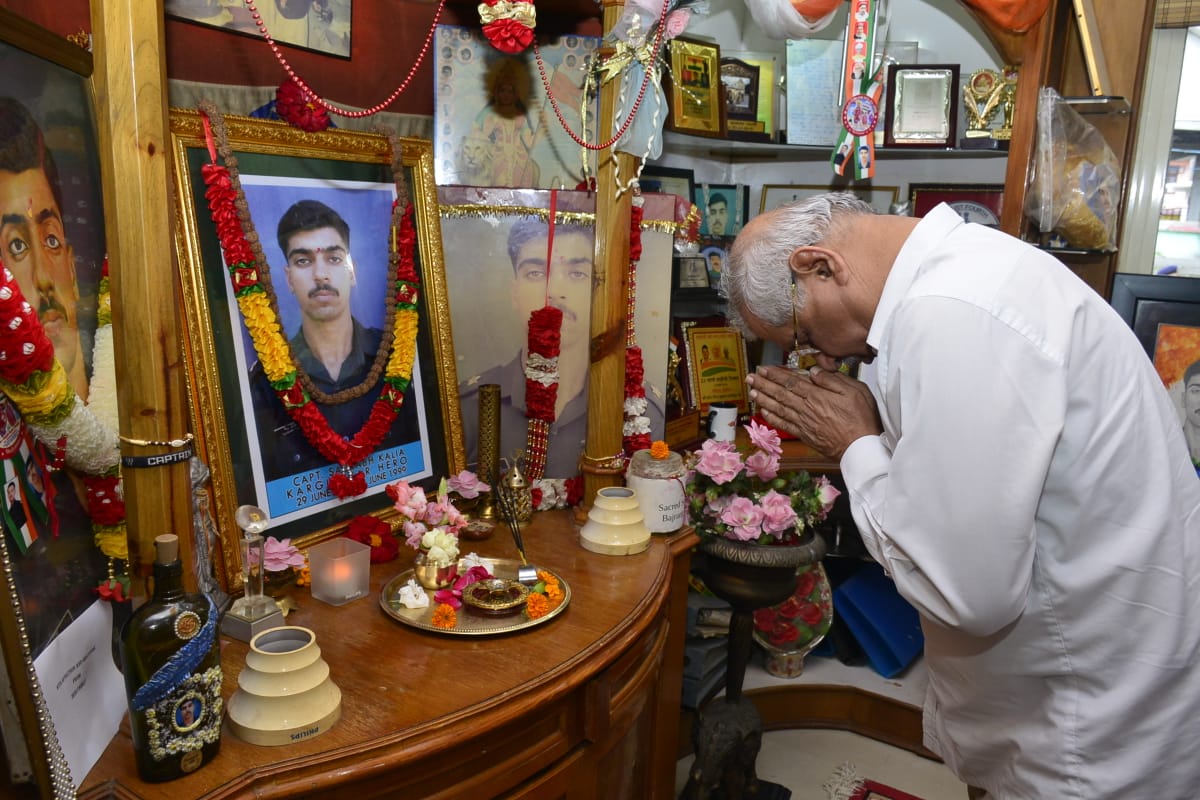 राज्यपाल अमर शहीद कैप्टन सौरभ कालिया के सुगर स्थित आवास पर गए। शहीद के पिता डॉ एन. के. कालिया ने राज्यपाल को बेटे से जुड़े संस्मरण सांझा किये। उन्होंने सौरभ स्मृति कक्ष जाकर शहीद को श्रद्धाजलि दी।
