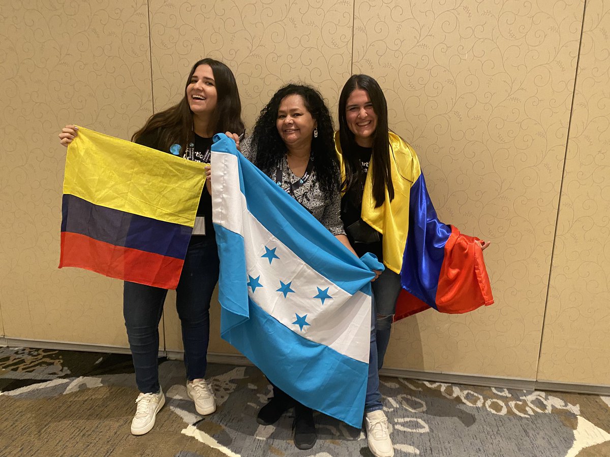 valef's tweet photo. So happy to make friends for everywhere. She is definitely so amazing!! You have an amazing energy Claudia Martinez from Honduras. 🇨🇴🇭🇳 👏🏼 @ParticipateLrng #PLOrientation2022 #UnitingOurWorld @Claudia091103 https://t.co/aZMoVFR11N
