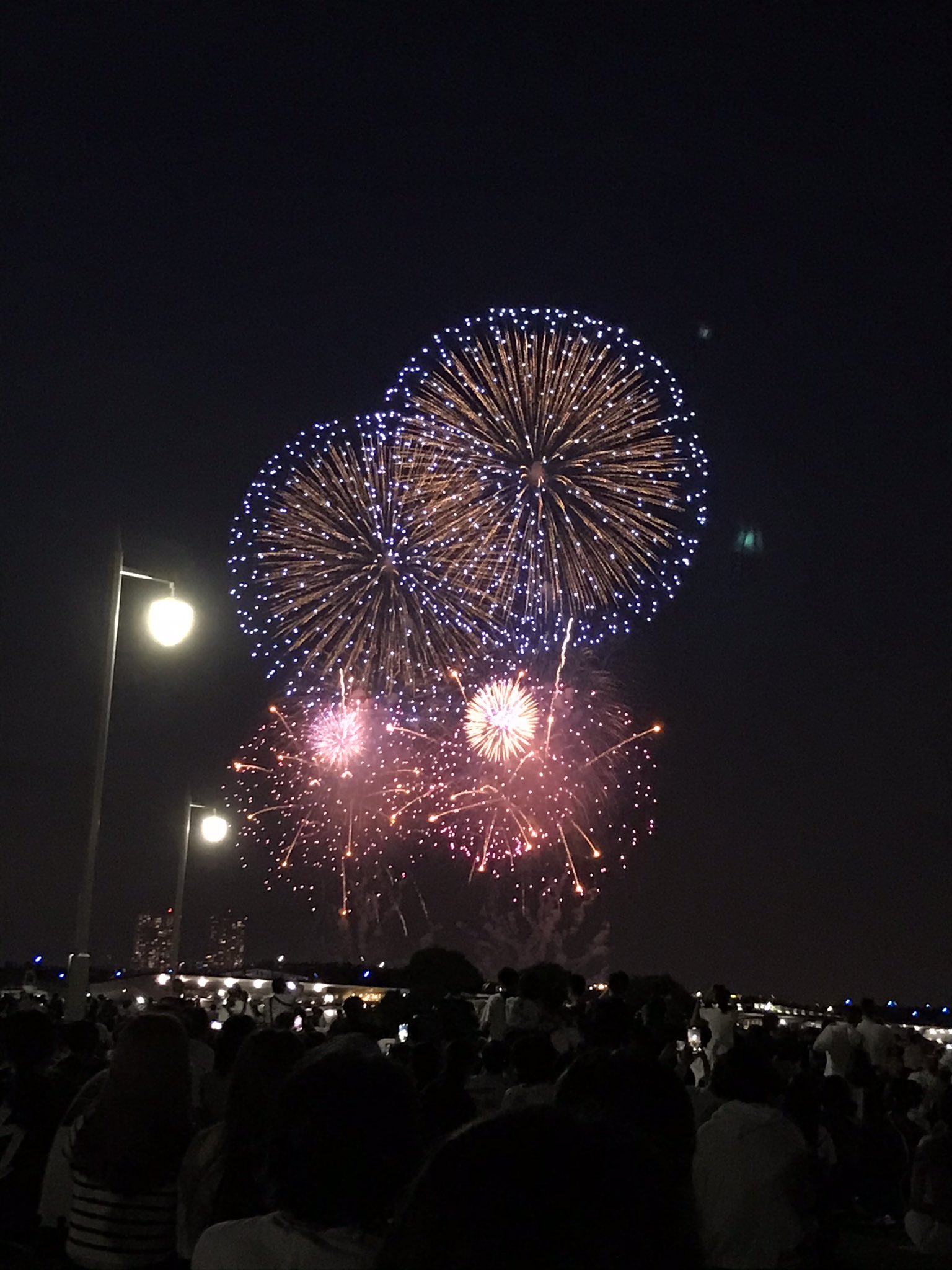 しょうちゃん のりさんと横浜の山下公園 男2人で見た花火 花はなかったですが綺麗な光は良く感じられました 次は花も感じたい夜にしましょう T Co Cuf3nqdzfw Twitter