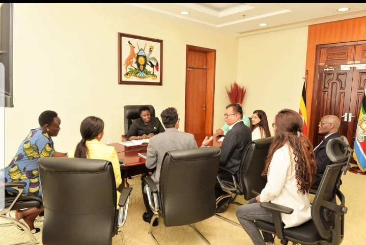 jessica_alupo's tweet photo. This morning,I met a team of Indian investors led by Hashard Barot who briefed me about the upcoming visit of re-known spiritual leader Gurudev Sri Sri Ravi Shankar and,an upcoming business summit in Kampala.I'm sure the visit and the summit will boost our business opportunities. https://t.co/kSN7EaHaYP