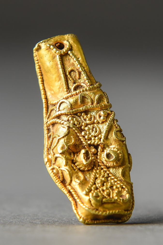 AncientHouseMus's tweet photo. #VikingThursday
Aestels (pointers) guided readers' attention along a page of script. Only about 12 have been found in Britain. This gold animal-headed example once had gemstones for eyes. It may have been buried to hide it from Viking raiders. 
@TheBrecksLP 
@HeritageFundM_E https://t.co/aPlJZyc2Ne