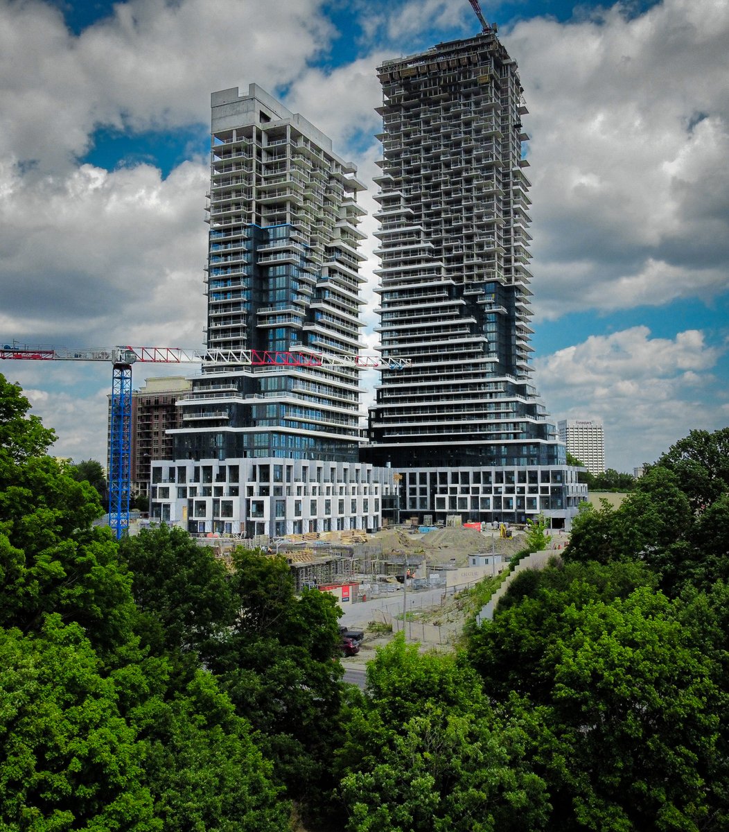 Urban_Toronto's tweet photo. Auberge on the Park rises behind the trees of North York's West Don Valley. https://t.co/REnJD4pyX8 #Toronto #DailyPhoto https://t.co/CeQZDovUuf