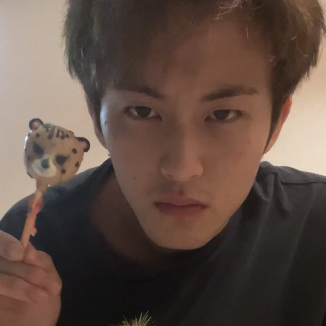 LMKLOOK's tweet photo. 😠🐯 #MARK https://t.co/yLcsl0D4JO