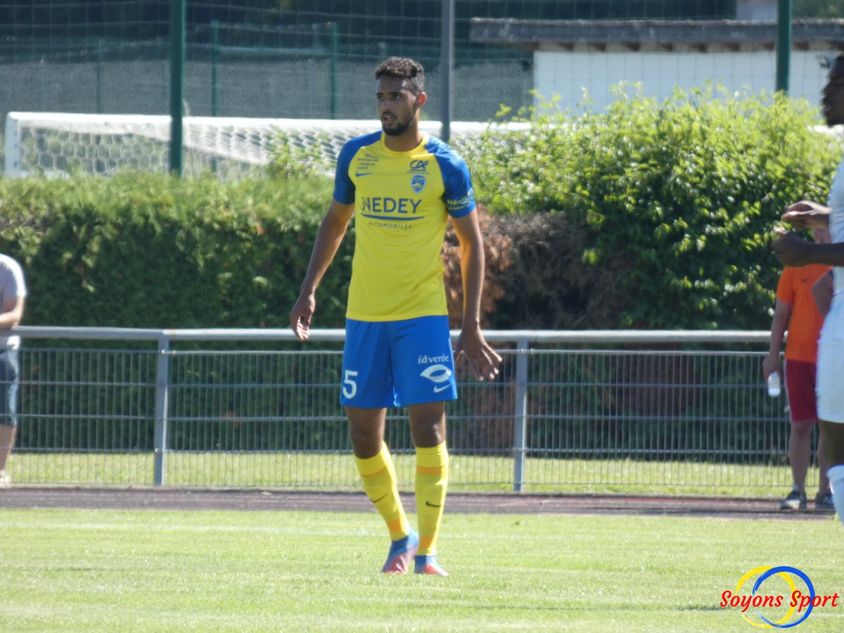 SoyonsSport's tweet photo. Le défenseur central du @FCSM_officiel @AgouzoulSaad est sorti blessé de la rencontre contre le Paris FC.
On espère que ce n'est pas trop grave et que Saad reviendra très vite sur les terrains 👍 #football #sochaux #Ligue2 #saadagouzoul #FCSMPFC https://t.co/H7aRwSEyX2