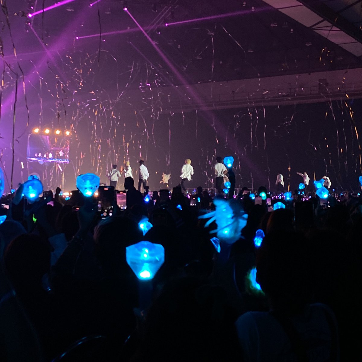junghwann22's tweet photo. 31/07/65 การได้เจอกันครั้งแรกของเรา ขอบคุณที่คอยเป็นกำลังใจในการใช้ชีวิตของเรามาตลอด คอนนี้สนุกมาก เอนจอยมาก สดใสกันมาก ครั้งต่อๆไปขอให้ได้เจอกันอีกนะ ทั้ง12คนเลย รักเทรเชอร์นะ @treasuremembers💎💖
#TREASUREinBANGKOK 
#2022KPOPMASTERZ_BKK
#TREASURE_KpopMasterzBKK https://t.co/KyJ4vd5y74