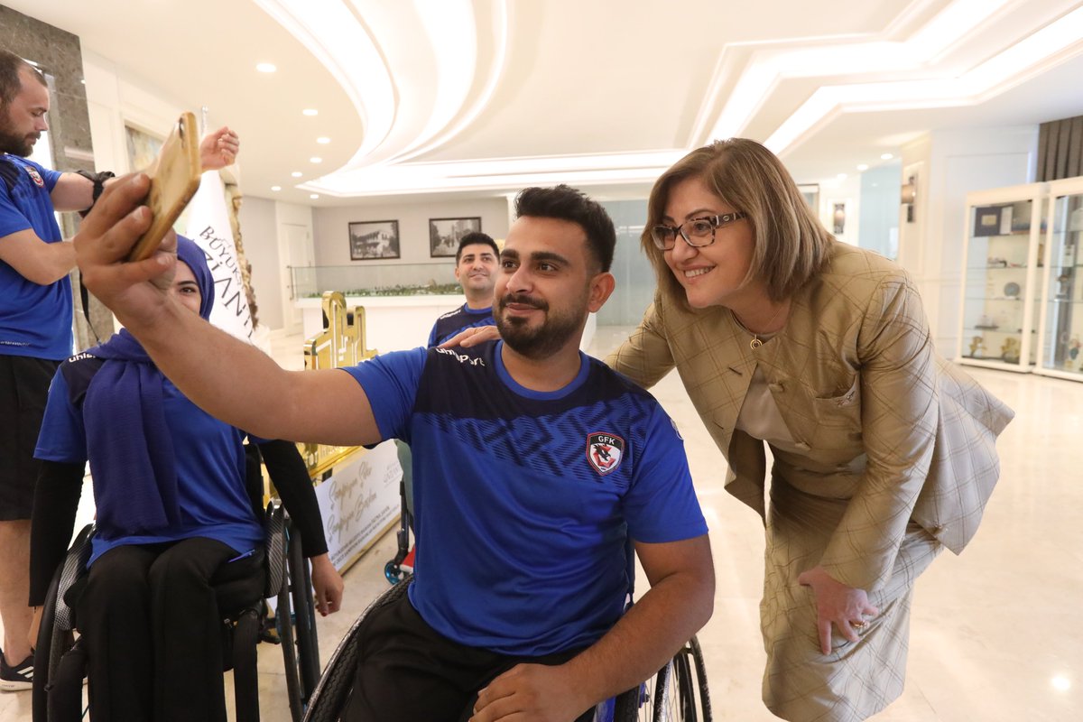 GaziantepBeld's tweet photo. HDI Sigorta Tekerlekli Sandalye Basketbol Süper Ligi’ni ikinci sırada bitirerek büyük bir başarı yakalayan Gazişehir Gaziantep Tekerlekli Sandalye Basketbol Takımı Başkanımız @FatmaSahin'i ziyaret etti.

Başarılarıyla bizleri gururlandıran sporcularımızı tebrik ediyoruz. https://t.co/Jt7kMJQ5ve