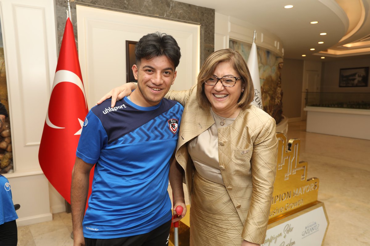 GaziantepBeld's tweet photo. HDI Sigorta Tekerlekli Sandalye Basketbol Süper Ligi’ni ikinci sırada bitirerek büyük bir başarı yakalayan Gazişehir Gaziantep Tekerlekli Sandalye Basketbol Takımı Başkanımız @FatmaSahin'i ziyaret etti.

Başarılarıyla bizleri gururlandıran sporcularımızı tebrik ediyoruz. https://t.co/Jt7kMJQ5ve