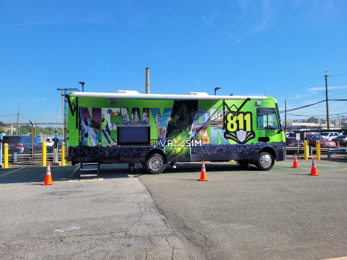 NewYork811_Rep1's tweet photo. #NewYork811 was in #StatenIsland last week putting some #ConEdison employees as well as various contractors through our VR-X-SIM! #CallBeforeYouDig #ClickorCall811 #ExcavationSafety #DamagePrevention #Technology #VirtualReality https://t.co/JUE5jAuP45