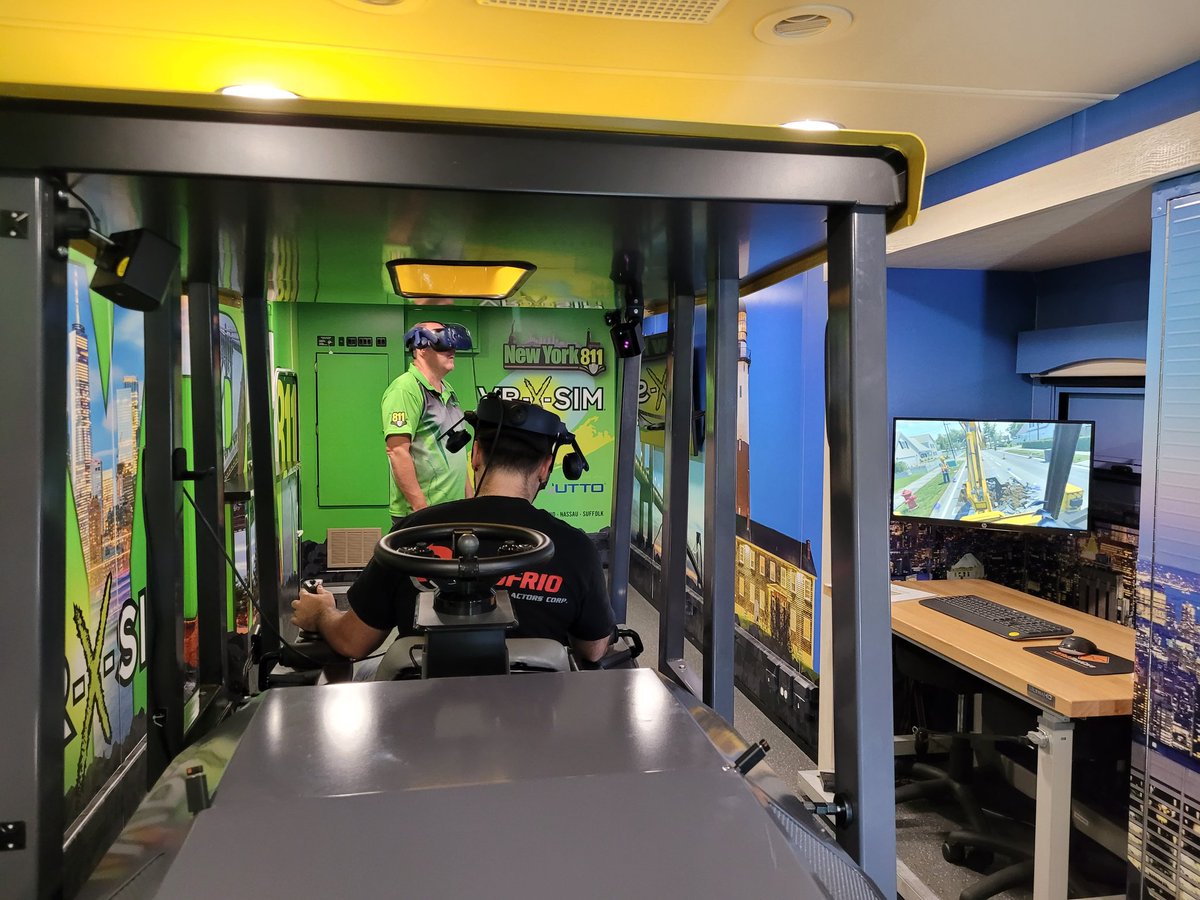 NewYork811_Rep1's tweet photo. #NewYork811 was in #StatenIsland last week putting some #ConEdison employees as well as various contractors through our VR-X-SIM! #CallBeforeYouDig #ClickorCall811 #ExcavationSafety #DamagePrevention #Technology #VirtualReality https://t.co/JUE5jAuP45