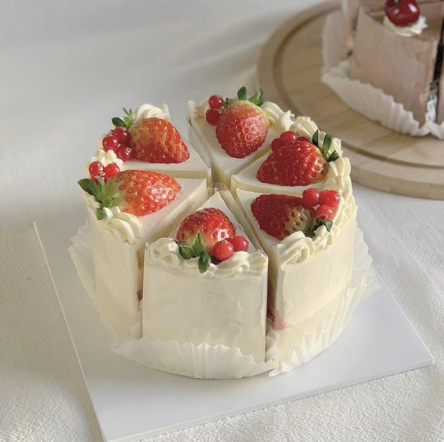 daily_dolce's tweet photo. Strawberry cakes 💗 https://t.co/KsKzAUKMf7