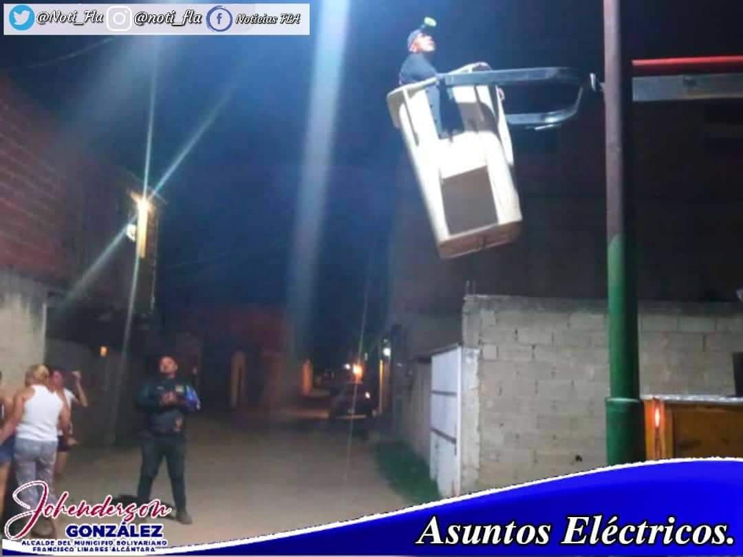 Noti_Fla's tweet photo. #Noti_Fla 📰🗞 📢 #02Ago | ⚫🔴 En despliegue la Dirección de Asuntos Eléctricos, brindando atención con el alumbrado público al Parcelamiento 39 de Santa Inés, quienes llevaban #12 años sin atención en materia de  iluminación...

#IntegridadTerritorial https://t.co/CgrBJ6UFcA