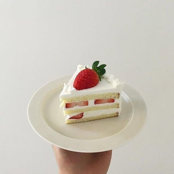 daily_dolce's tweet photo. Strawberry cakes 💗 https://t.co/KsKzAUKMf7