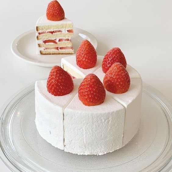 daily_dolce's tweet photo. Strawberry cakes 💗 https://t.co/KsKzAUKMf7