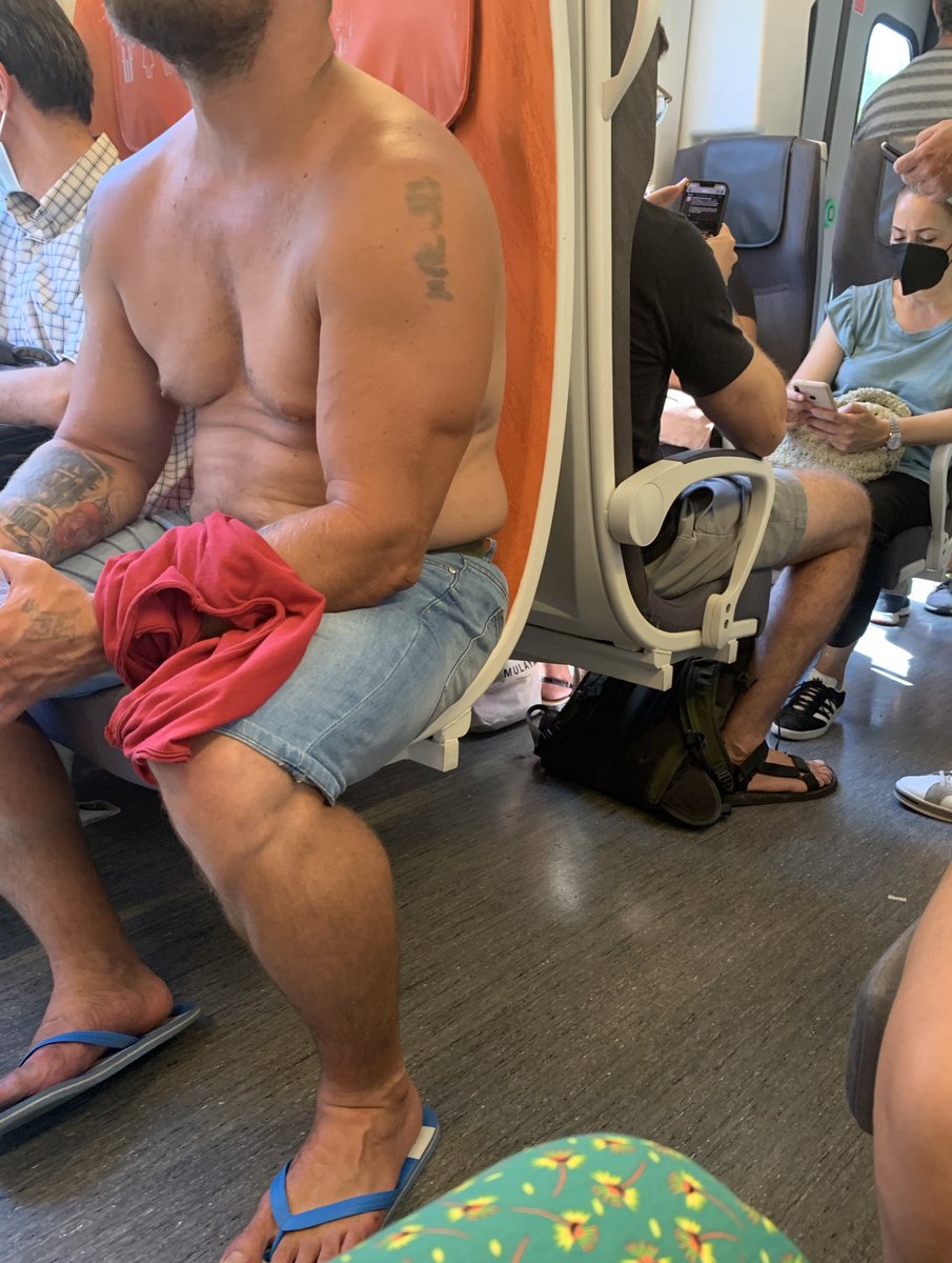 Fa temps que no puc fer el turista tant com voldria, però puc recordar que encara que hagi anat a un lloc considerat súper turístic mai se m’ha acudit anar així al transport públic…
