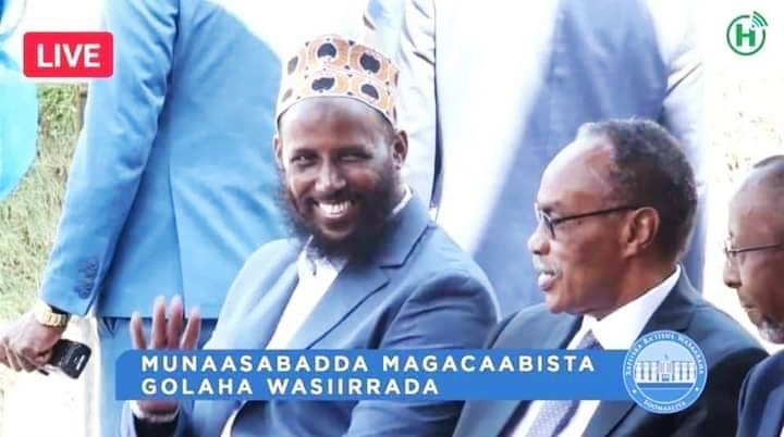 _IlyasAli's tweet photo. Hambalyo ayaan leeyahay guud ahaan Wasiirada cusub ee Ra’iisal Wasaare Xamsa goordhow magacaabay. Waxaa si gaar ah hambalyo iyo bogaadin diiran ugu dirayaa Wasiirka Wasaarada Awqaafta iyo Arrimaha Diinta, mudane Shiikh Mukhtaar Roobow Cali (Abuu-mansuur). Allaha idin fududeeyo. https://t.co/IIt6JWM3z8