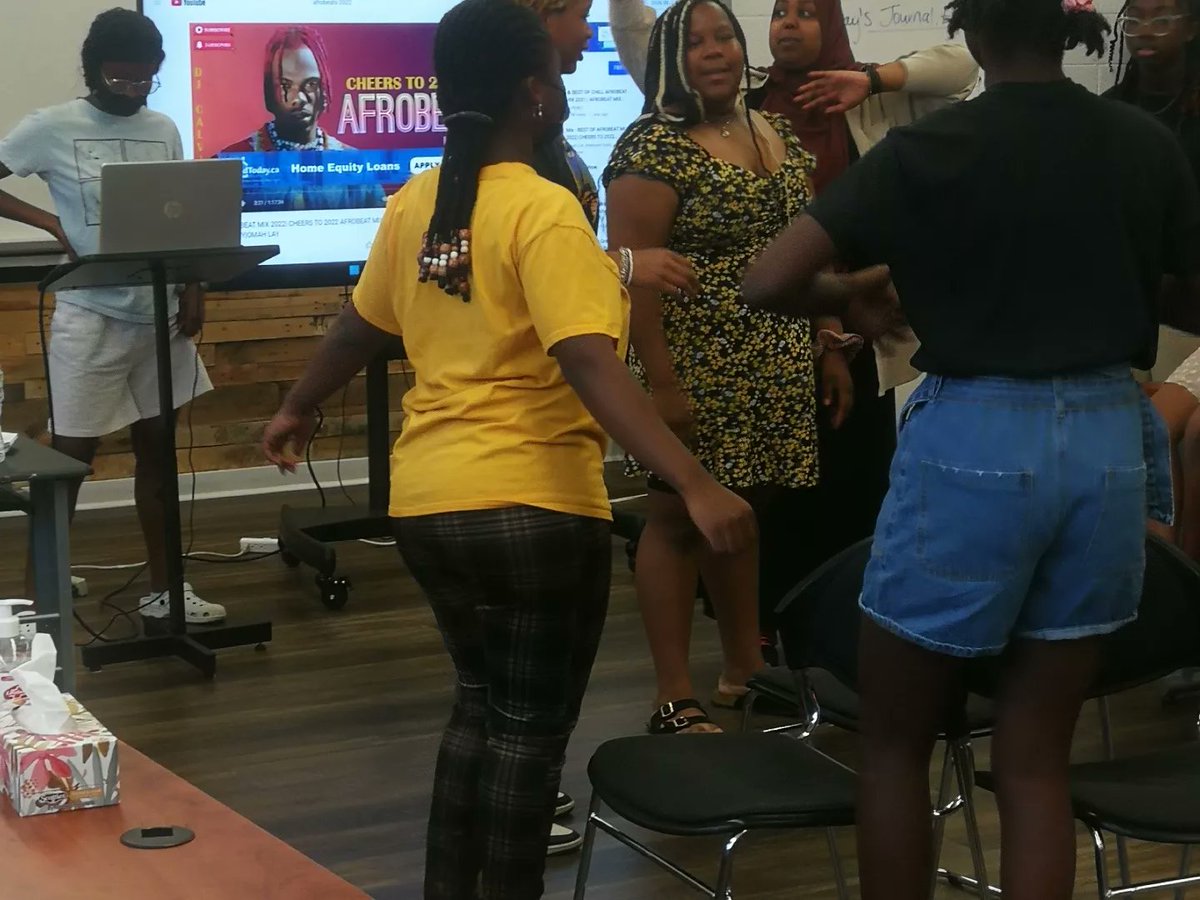 scwottawa's tweet photo. Day 5 of our summer youth workshops! That day was all about empowerment, amplifying youth voices and creating self-confidence! There was a BBQ and youths made friendship bracelets! Thanks to all who participated!!! ☀️💚 #Gratitude #YouthEmpowermemt https://t.co/yyMPN5xZBD