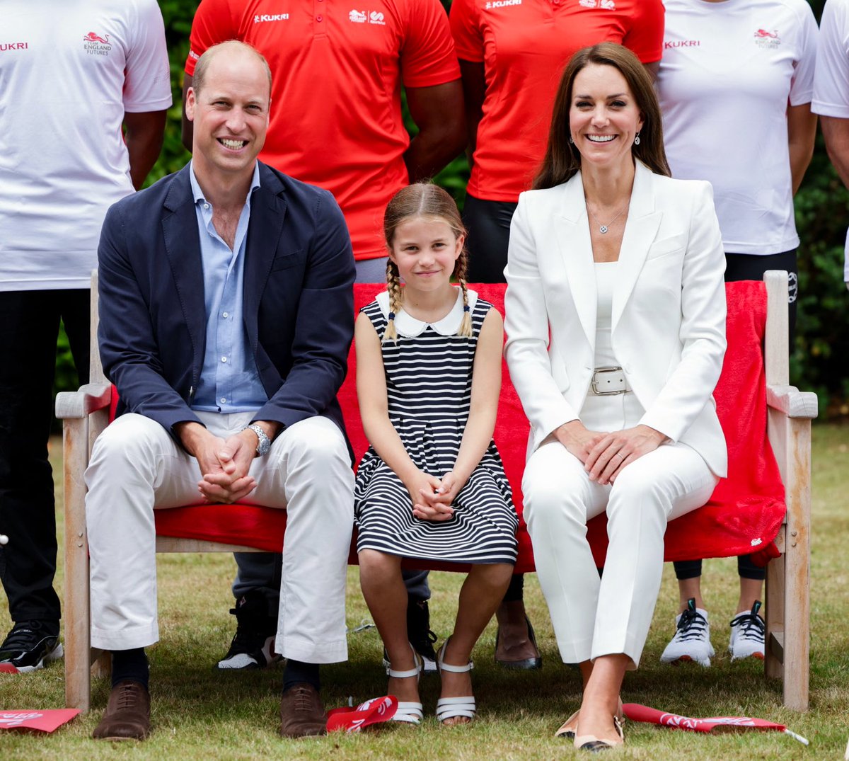 KaylaAdams___'s tweet photo. This is such a cute photo! Look how happy they all look 🥹🥰 https://t.co/kjg1Hwj9Mw