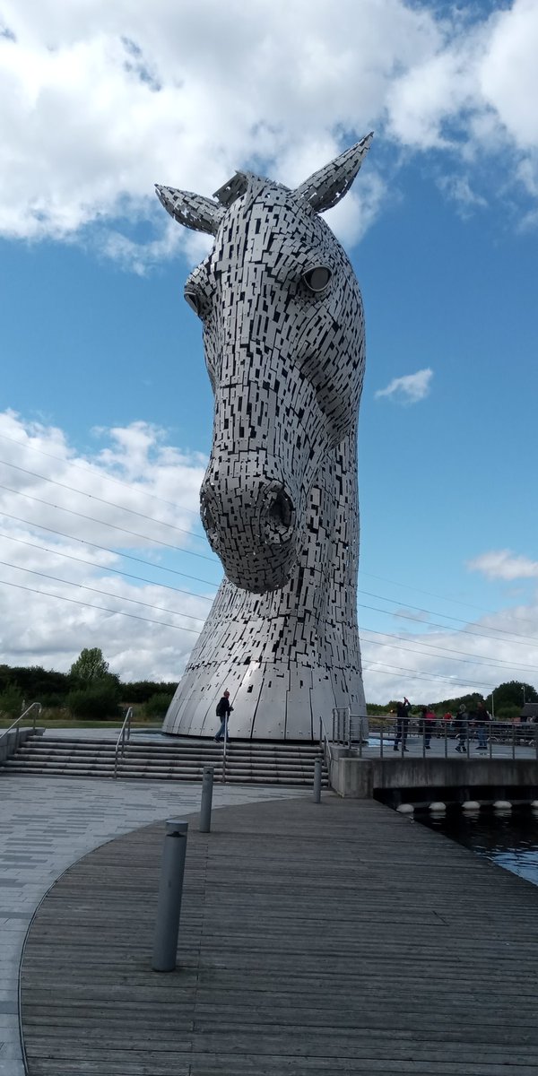UlyssesMcEwan's tweet photo. #kelpies #DavidMach trying to avoid the summer showers β https://t.co/Yx0USRoBpc