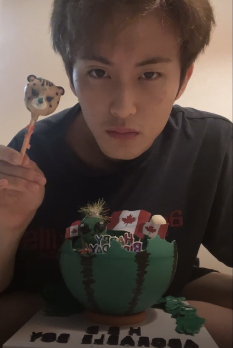 _birthdaeboy's tweet photo. มาร์คลีหล่อมากแต่พิ้ดีจัยที่หายจากโควิดแล้ว ขอให้เป็นวันเกิดที่ดีแล้วใจดีกะมาร์คที่สุดเลยนะคับ https://t.co/FjpCF5BYnb