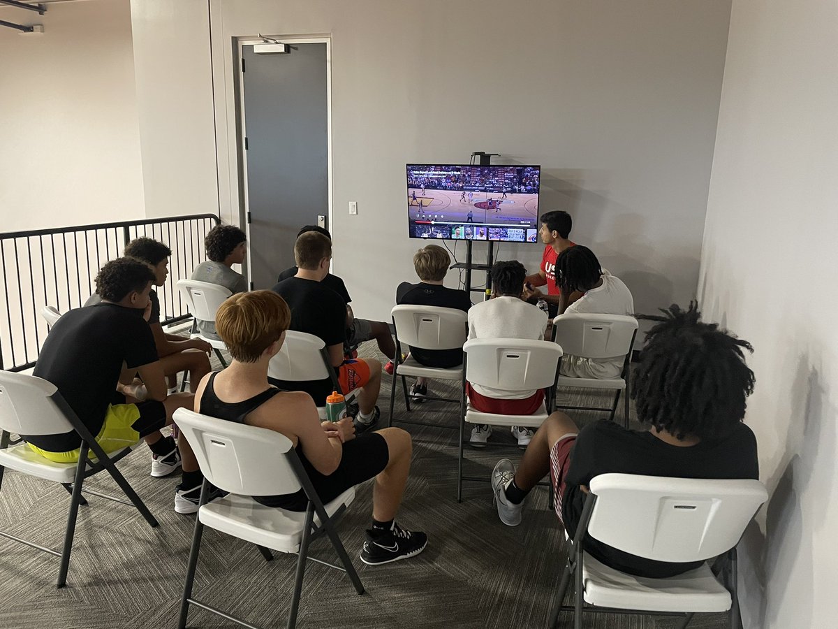 ElementSports22's tweet photo. THANK YOU to University of St Thomas coach, @UST_Medina for being an inspirational and educational coach last weekend! 

We are so thrilled that you were able to come and to help our kids enhance their knowledge and game! 

Who wants to see more College Coaches Clinics? https://t.co/Upuz0kp04j