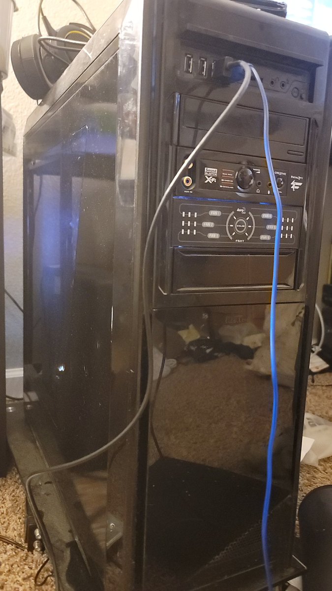 BeeGx2's tweet photo. S/O TO @NZXT For making by far the best & most versatile case i have ever had over the last 10 years #switch810 https://t.co/Dxpx6MfeeT