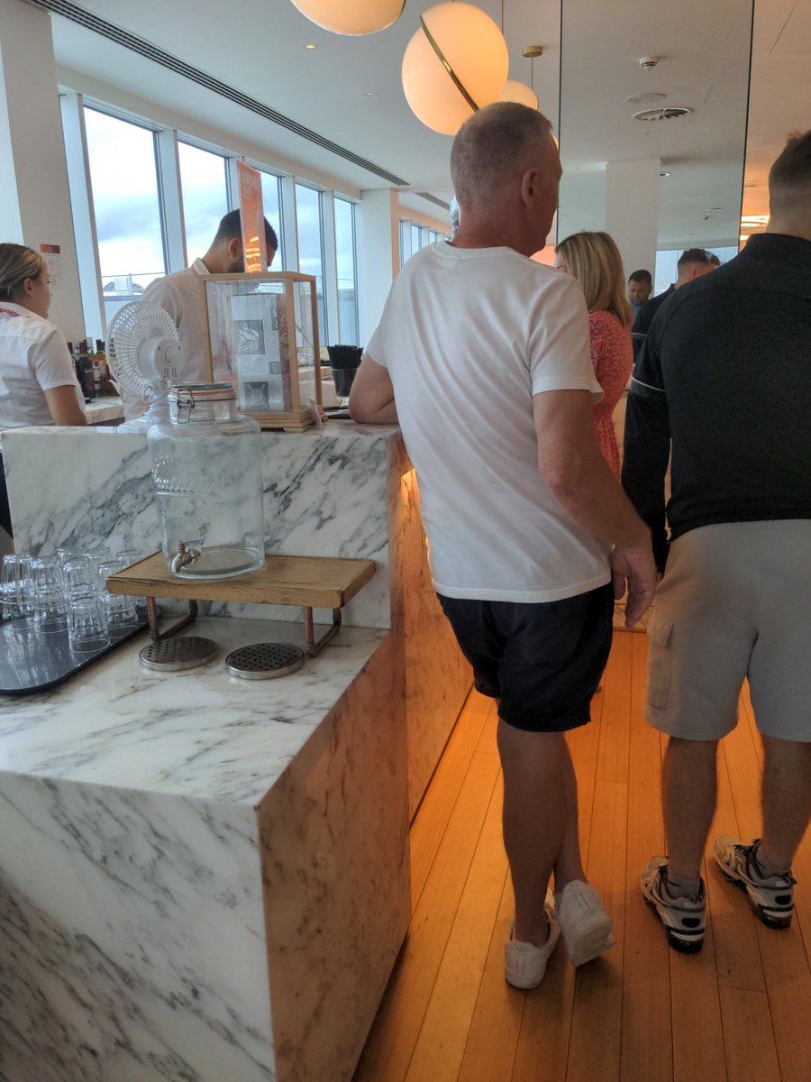 DZ19822's tweet photo. And now, with no difference in the queue length. We're down to 1 member of staff. Premium my back side, this beyond pathetic https://t.co/IrfilG6kmU