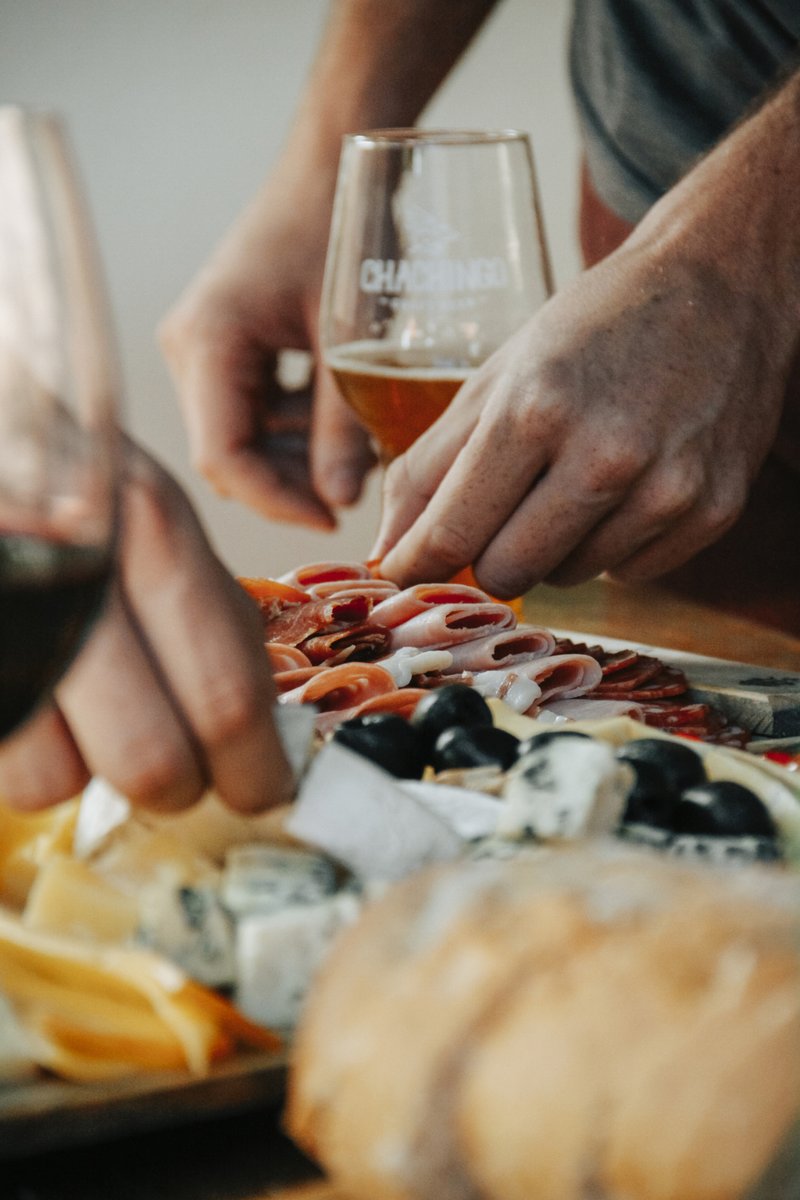 CharcuteriaCABA's tweet photo. ¡EN LA CHARCU EMPEZAMOS LA SEMANA! ✨🎉
Que no te falte la #tablamixta y la #birra en tu mesa hoy 🍻🧀
#charcutería #caba #charcucaba #birra #tablamixta #fiambres #quesos https://t.co/jHrcJyhWcZ