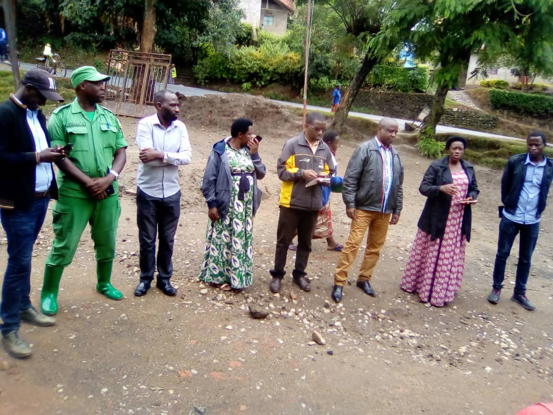 NyamyumbaSector's tweet photo. #Umurenge mu #Kagari
Abaturage batuye #Akagari ka #Rubona bari guhabwa serivise zose zitangirwa ku rwego rw'umurenge.
Twahisemo ibikorwa kuruta amagambo.
Muze tubahe ibyo mufitiye uburenganzira.
@kambogo1 @RubavuDistrict https://t.co/0LC3ZnOW53