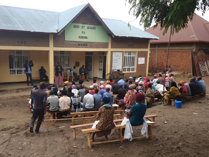 NyamyumbaSector's tweet photo. #Umurenge mu #Kagari
Abaturage batuye #Akagari ka #Rubona bari guhabwa serivise zose zitangirwa ku rwego rw'umurenge.
Twahisemo ibikorwa kuruta amagambo.
Muze tubahe ibyo mufitiye uburenganzira.
@kambogo1 @RubavuDistrict https://t.co/0LC3ZnOW53
