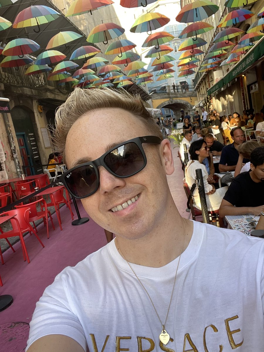 johngalea's tweet photo. ☀️☂️🇵🇹 Loving the umbrella vibes on #pinkstreet #lisbon #lisboa #pinkstreetlisbon #johngalea #galea #mrpianoman #travel #instabi #lgbtq #lisbonportugal https://t.co/hlpPKDBqJq