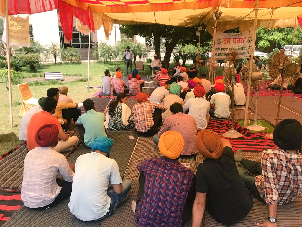 PdsaAgri's tweet photo. 9th day of agitation
#Plant Doctors Services Association
#deterioration of ADO services
#Punjab_Agri_Department
#cancel overruled transfers

@CMOPb @AAPPunjab
@HarpalCheemaMLA
@SukhpalKhaira @Sandhwan
@officeofssbadal @RajaBrar_INC https://t.co/6KlzfrslvF